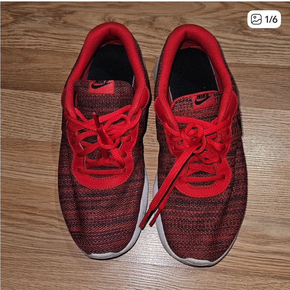 Sz6 Boy Red/Black Nike Sneaker
